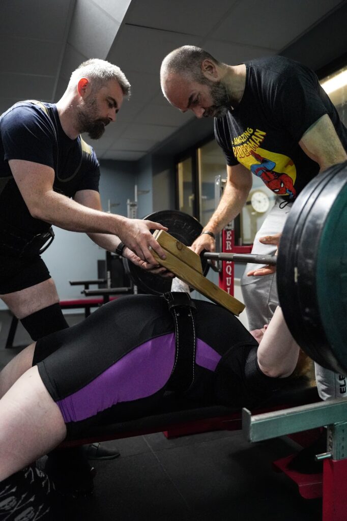 Personlig trener sikrer benkpress hos PT Service