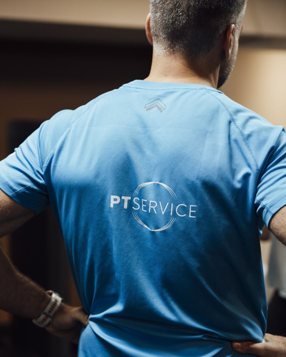 Personlig trener i PT Service-trøye på treningssenteret i Lagårdsveien