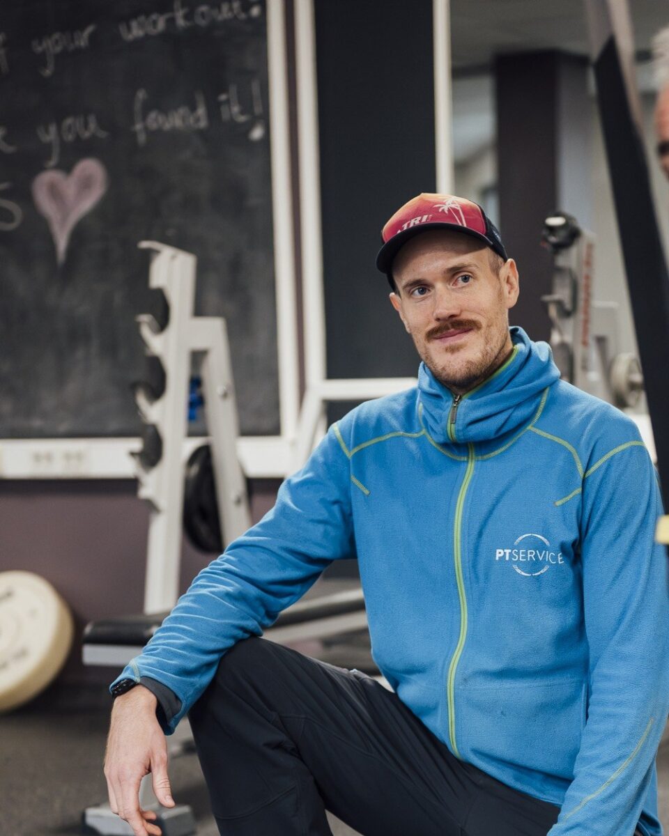 Personlig trener ved slyngene klar til å vise øvelser